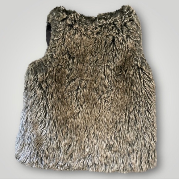 Girls Faux Fur Vest - Picture 2 of 3